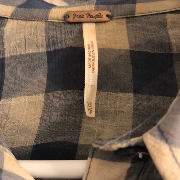 ✨3/$20✨Free People Cropped/Checkered Button Down - Picture 3 of 3